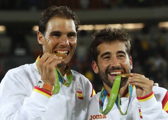 Bilder des Tages - SPORT Rafael Nadal (L) and Marc Lopez of Spain pose after winning the gold medal in the Rio 2016 Olympic Games Olympische Spiele Olympia OS Men s Doubles at the Olympic Tennis Centre in the Olympic Park in Rio de Janeiro, Brazil, 12 August 2016. Olympic Games 2016 Tennis !ACHTUNG: NUR REDAKTIONELLE NUTZUNG!  JJ00400 20160813-636066558158603887