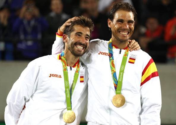 Rafael Nadal (L) and Marc Lopez of Spain pose after winning the gold medal in the Rio 2016 Olympic Games Olympische Spiele Olympia OS Men s Doubles at the Olympic Tennis Centre in the Olympic Park in Rio de Janeiro, Brazil, 12 August 2016. Olympic Games 2016 Tennis !ACHTUNG: NUR REDAKTIONELLE NUTZUNG!  JJ00400 20160813-636066558183563887