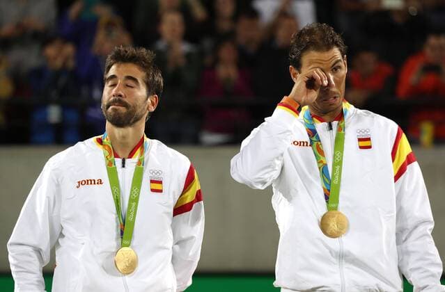 Rafael Nadal (R) and Marc Lopez of Spain celebrate after winning the gold medal in the Rio 2016 Olympic Games Olympische Spiele Olympia OS Men s Doubles at the Olympic Tennis Centre in the Olympic Park in Rio de Janeiro, Brazil, 12 August 2016. Olympic Games 2016 Tennis !ACHTUNG: NUR REDAKTIONELLE NUTZUNG!  JJ00400 20160813-636066563580851887