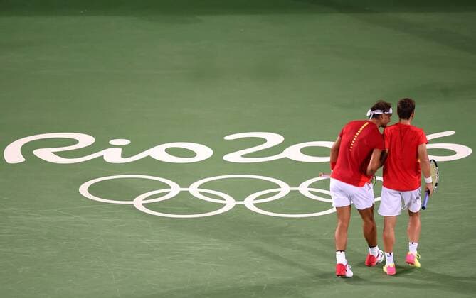 (160812) -- RIO DE JANEIRO, Aug. 12, 2016 -- Rafael Nadal (L) and Marc Lopez of Spain react during the final of men s doubles tennis against Florin Mergea and Horia Tecau of Romania at the 2016 Rio Olympic Games Olympische Spiele Olympia OS in Rio de Janeiro, Brazil, on Aug. 12, 2016. Rafael Nadal and Marc Lopez won the gold medal. )(dh) (SP)BRAZIL-RIO DE JANEIRO-OLYMPICS-TENNIS YuexYuewei 