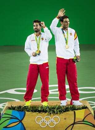 Rio de Janeiro, 12.08.2016, Olympia Rafael Nadal und Marc Lopez jubeln mit der Goldmedaille LOPEZ Marc NADAL Rafael (ESP) vs. MERGEA Florin TECAU Horia Tennis Doppel Finale mm