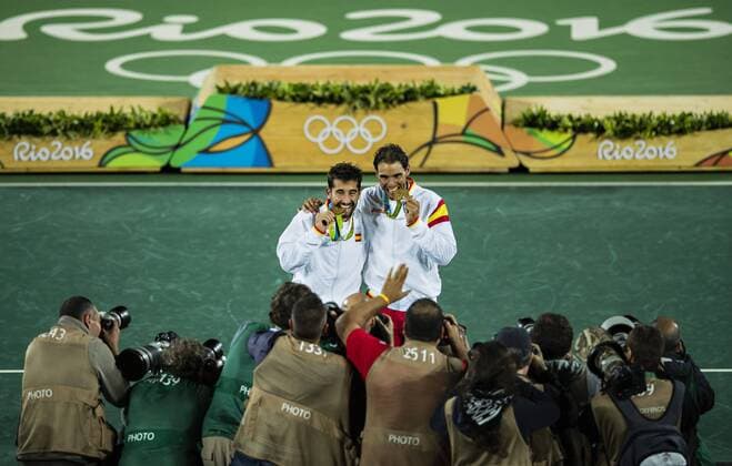 Rio de Janeiro, 12.08.2016, Olympia Rafael Nadal und Marc Lopez beißen für die Fotografen in die Goldmedaille LOPEZ Marc NADAL Rafael (ESP) vs. MERGEA Florin TECAU Horia Tennis Doppel Finale mm