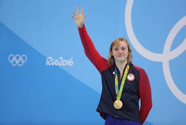 (160812) -- RIO DE JANEIRO, Aug. 12, 2016 -- Katie Ledecky of the United States celebrates at the awarding ceremony of the women s 800m freestyle final at the 2016 Rio Olympic Games Olympische Spiele Olympia OS in Rio de Janeiro, Brazil, on Aug. 12, 2016. Katie Ledecky won the gold medal and set a new world record of 8:04.79. )(dh) (SP)BRAZIL-RIO DE JANEIRO-OLYMPICS-SWIMMING CaoxCan 