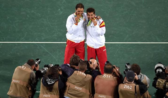(160812) -- RIO DE JANEIRO, Aug. 12, 2016 -- Rafael Nadal (L) and Marc Lopez of Spain show gold medals at the awarding ceremony of men s doubles tennis at the 2016 Rio Olympic Games Olympische Spiele Olympia OS in Rio de Janeiro, Brazil, on Aug. 12, 2016. Rafael Nadal and Marc Lopez won the gold medal. )(dh) (SP)BRAZIL-RIO DE JANEIRO-OLYMPICS-TENNIS YuexYuewei 
