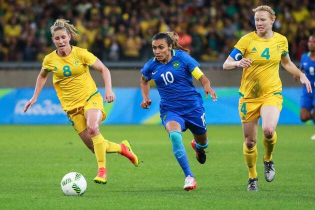 Bilder des Tages - SPORT Rio 2016, Fußball Damen Viertelfinale, Brasilien - Australien Olympics 2016 Football BH BELO HORIZONTE, MG - 12.08.2016: OLYMPICS 2016 FOOTBALL BH - Marta, Brazil, tries to pass by Elise KELLOND-KNIGHT and Clare POLKINGHORNE, Australia, during the match between Brazil (BRA) x Australia (AUS), the quarterfinals of the Olympic Women& 39;s Fall, ll, the Rio 2016 Olympics, held at the Stadium Mineirao, the host city Belo Horizonte, MG. (Photo: Dudu Macedo Fotoarena) x1181075x DuduxMacedo
