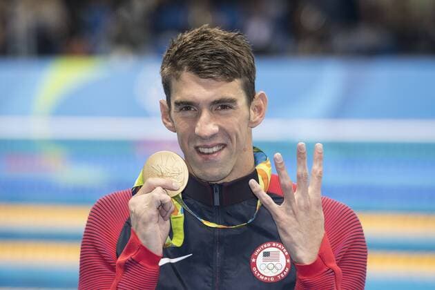 Michael PHELPS (USA) zeigt vier Goldmedaillen an; nach seinem Sieg im 200m Lagen, 200m Individual Medley, 1. Platz, Goldmedaillengewinner, Gold, Goldmedaille, Olympiasieger, Siegerehrung, Medal Ceremony, Schwimmen Finale, Finallaeufe, am.11.08.2016 Olympische Sommerspiele 2016, vom 05.08. - 21.08.2016 in Rio de Janeiro Brasilien.