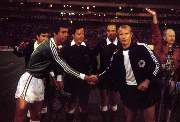 Shakehands vor dem Länderspiel Mexiko gegen BR Deutschland 1977, re. Berti Vogts