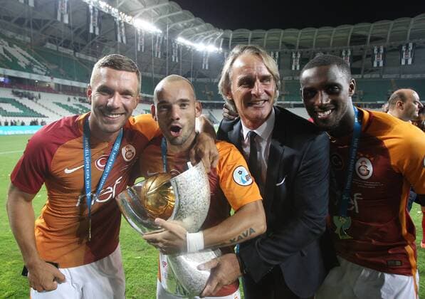 Fußball, Türkei, Lukas Podolski gewinnt Supercup mit Galatasaray Istanbul Turkey Turkcell Supercup football match between Besiktas and Galatasaray at Torku Arena in Konya , Turkey , August 13 , 2016. Final Score : Galatasaray 0 - Besiktas 0 Penalty score : Galatasaray 3 - Besiktas 0 Pictured: Lukas Podolski and Wesley Sneijder , Coach Jan Olde Riekerink with Championship Trophy. 