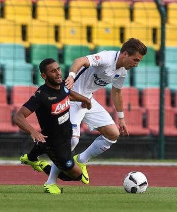 Peter Pekarik (Hertha BSC), am Ball, links Faouzi Ghoulam (Neapel), Hertha BSC Berlin-SCC Neapel Saison 2016 2017, Freundschaftsspiel, Testspiel, Vorbereitungsspiel, Fußball, Fussball, soccer, Herren, Deutschland, Germany Berlin, 13.8.2016
