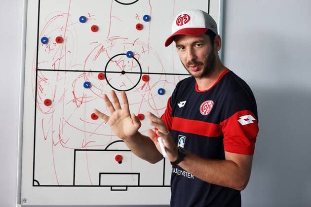 SANDRO SCHWARZ ERKLAERT AN DER TAKTIKTAFEL TRAINING MAINZ 05 II MAINZ 