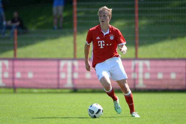 v.li.: Felix Götze (FC Bayern München, 4) Freisteller, Einzelbild, Aktion, Action, Fussball, A-Junioren Bundesliga Süd Südwest, FC Bayern München - SC Freiburg, xslx