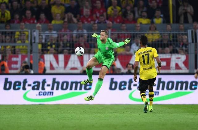 Bilder des Tages - SPORT FUSSBALL 1. BUNDESLIGA SAISON 2016 2017 SUPERCUP FINALE Borussia Dortmund - FC Bayern Muenchen 14.08.2016 Torwart Manuel Neuer (li, FC Bayern Muenchen) gegen Pierre-Emerick Aubameyang (re, Borussia Dortmund) 