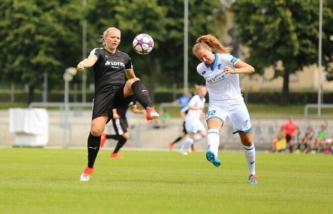 14.08.2016 xcex Deutschland, Frankfurt, Fussball, Frauenfussball, Vorbereitung Allianz Frauen-Bundesliga Saison 2016 2017 Testspiel zwischen dem 1. FFC Frankfurt und der TSG Hoffenheim Lise Munk (Frankfurt) gegen Tamar Dongus (Hoffenheim)