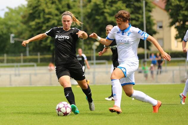 14.08.2016 xcex Deutschland, Frankfurt, Fussball, Frauenfussball, Vorbereitung Allianz Frauen-Bundesliga Saison 2016 2017 Testspiel zwischen dem 1. FFC Frankfurt und der TSG Hoffenheim Nadine Anstatt (Frankfurt) gegen Dora Zeller (Hoffenheim)