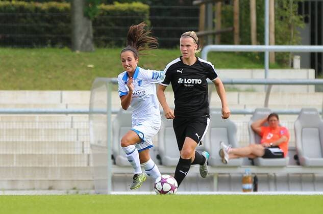 14.08.2016 xcex Deutschland, Frankfurt, Fussball, Frauenfussball, Vorbereitung Allianz Frauen-Bundesliga Saison 2016 2017 Testspiel zwischen dem 1. FFC Frankfurt und der TSG Hoffenheim Nadine Anstatt (Frankfurt) vor Lina Bürger (Hoffenheim)
