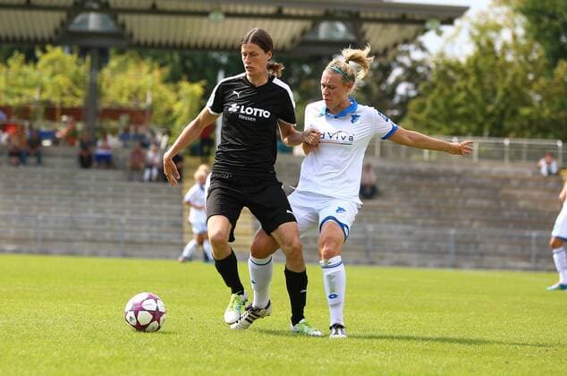 14.08.2016 xcex Deutschland, Frankfurt, Fussball, Frauenfussball, Vorbereitung Allianz Frauen-Bundesliga Saison 2016 2017 Testspiel zwischen dem 1. FFC Frankfurt und der TSG Hoffenheim Kerstin Garefrekes (Frankfurt) gegen Kristin Demann (Hoffenheim)