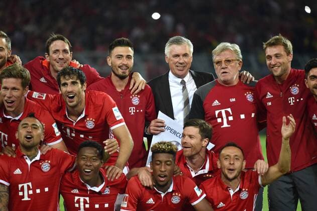 Themen der Woche - SPORT Fußball, Supercup, Sieger Bayern München Bilder des Tages - SPORT 14.08.2016, Fussball, Saison 2016 2017, 1. BL, Supercup Finale, Borussia Dortmund - Fc Bayern Muenchen, Trainer Carlo Ancelotti (Bayern Muenchen), oben 3. v.re., feiert mit seinen Spielern und Trainern den Supercup Sieg