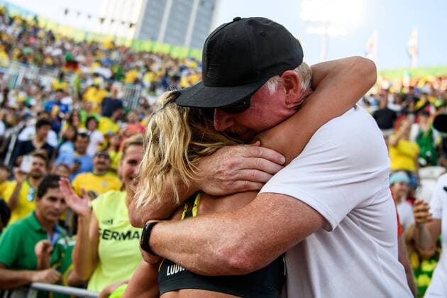 Laura Ludwig (GER) feiert mit Trainer Juergen Wagner im Beachvolleyball Viertelfinale bei den olympischen Sommerspiele 2016 am 14.08.2016, Rio de Janeiro Copyright: xSchueler Eibner-Pressefotox EP_JSE