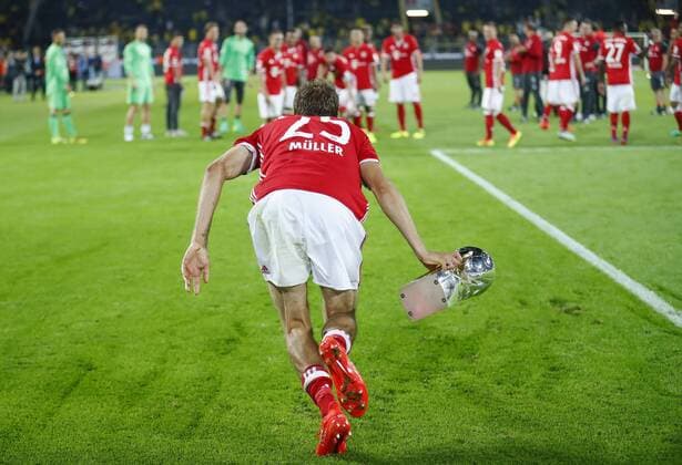 Themen der Woche - SPORT Bilder des Tages - SPORT Thomas MUELLER, MÜLLER, FCB 25 jubel mit Pokal Fussball Finale DFL SUPERCUP BORUSSIA DORTMUND - FC BAYERN MUENCHEN 0-2 Dortmund, am 14.08.2016 BVB, FCB , Saison Saison 2016 2017
