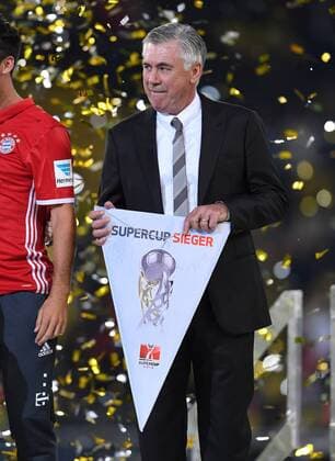 FUSSBALL 1. BUNDESLIGA SAISON 2016 2017 SUPERCUP FINALE Borussia Dortmund - FC Bayern Muenchen 14.08.2016 Trainer Carlo Ancelotti (FC Bayern Muenchen) im Glitterregen der Siegerehrung 