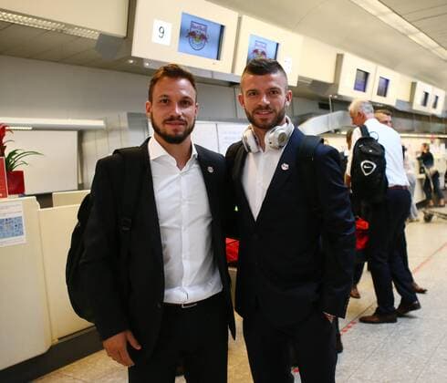SOCCER - UEFA CL quali, Zagreb vs RBS SALZBURG,AUSTRIA,15.AUG.16 - SOCCER - UEFA Champions League, qualification, GNK Dinamo Zagreb vs Red Bull Salzburg, preview, departure from the Salzburg airport. Image shows Andreas Ulmer and Valon Berisha (RBS). GEPAxpictures xFelixxRoittner