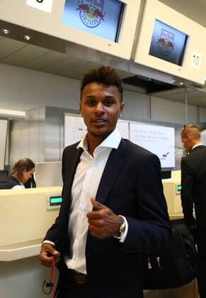 SOCCER - UEFA CL quali, Zagreb vs RBS SALZBURG,AUSTRIA,15.AUG.16 - SOCCER - UEFA Champions League, qualification, GNK Dinamo Zagreb vs Red Bull Salzburg, preview, departure from the Salzburg airport. Image shows Valentino Lazaro (RBS). GEPAxpictures xFelixxRoittner