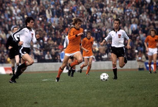 Weltmeisterschaft Zweite Runde, Niederlande - Österreich in Cordoba, v.li.: Bruno Pezzey (Österreich), Johnny Rep (Niederlande), Josef Hickersberger (Österreich)