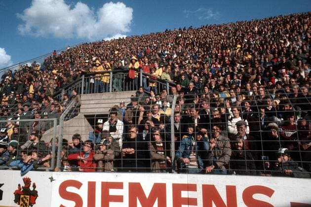 Zuschauer bei einem Spiel von Borussia Mönchengladbach im Bökelbergstadion