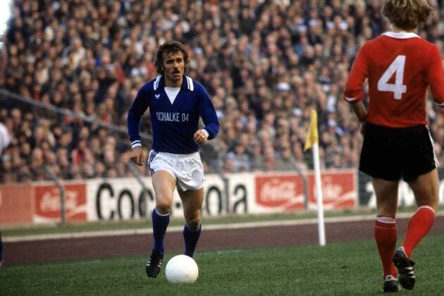FC Schalke 04 - Hamburger SV: Manfred Ritschel (Schalke) am Ball
