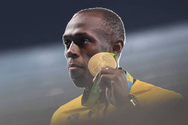 Rio 2016, Leichtathletik, 100m der Herren, Usain Bolt während der Siegerehrung (160815) -- RIO DE JANEIRO, Aug. 15, 2016 -- Usain Bolt of Jamaica shows the gold medal at the awarding ceremony of men s 100m at the 2016 Rio Olympic Games Olympische Spiele Olympia OS in Rio de Janeiro, Brazil, on Aug. 15, 2016. Usain Bolt won the gold medal. )(dh) (SP)BRAZIL-RIO DE JANEIRO-OLYMPICS-MEN S 100M YanxYan 