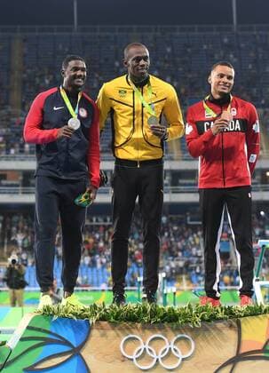 Rio 2016, Leichtathletik, 100m der Herren, Usain Bolt während der Siegerehrung (160815) -- RIO DE JANEIRO, Aug. 15, 2016 -- Usain Bolt of Jamaica (C), Justin Gatlin of the United States (L) and Andre de Grasse of Canada attend the awarding ceremony of men s 100m at the 2016 Rio Olympic Games Olympische Spiele Olympia OS in Rio de Janeiro, Brazil, on Aug. 15, 2016. Usain Bolt won the gold medal. )(dh) (SP)BRAZIL-RIO DE JANEIRO-OLYMPICS-MEN S 100M YanxYan 