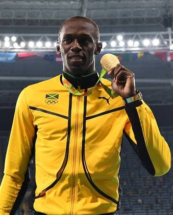 Rio 2016, Leichtathletik, 100m der Herren, Usain Bolt während der Siegerehrung (160815) -- RIO DE JANEIRO, Aug. 15, 2016 -- Usain Bolt of Jamaica shows the gold medal at the awarding ceremony of men s 100m at the 2016 Rio Olympic Games Olympische Spiele Olympia OS in Rio de Janeiro, Brazil, on Aug. 15, 2016. Usain Bolt won the gold medal. )(dh) (SP)BRAZIL-RIO DE JANEIRO-OLYMPICS-MEN S 100M YanxYan 