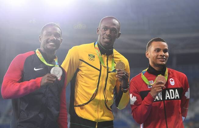 Rio 2016, Leichtathletik, 100m der Herren, Usain Bolt während der Siegerehrung (160815) -- RIO DE JANEIRO, Aug. 15, 2016 -- Usain Bolt of Jamaica (C), Justin Gatlin of the United States (L) and Andre de Grasse of Canada attend the awarding ceremony of men s 100m at the 2016 Rio Olympic Games Olympische Spiele Olympia OS in Rio de Janeiro, Brazil, on Aug. 15, 2016. Usain Bolt won the gold medal. )(dh) (SP)BRAZIL-RIO DE JANEIRO-OLYMPICS-MEN S 100M YanxYan 
