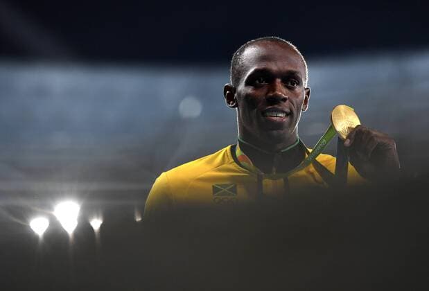Rio 2016, Leichtathletik, 100m der Herren, Usain Bolt während der Siegerehrung (160815) -- RIO DE JANEIRO, Aug. 15, 2016 -- Usain Bolt of Jamaica shows the gold medal at the awarding ceremony of men s 100m at the 2016 Rio Olympic Games Olympische Spiele Olympia OS in Rio de Janeiro, Brazil, on Aug. 15, 2016. Usain Bolt won the gold medal. )(dh) (SP)BRAZIL-RIO DE JANEIRO-OLYMPICS-MEN S 100M YanxYan 