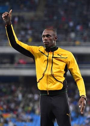Rio 2016, Leichtathletik, 100m der Herren, Usain Bolt während der Siegerehrung Medalist Usain Bolt (JAM) gestures as he receives the 100m gold medal during the Men s 100m victory ceremony in the Olympic Stadium at the 2016 Rio Summer Olympics in Rio de Janeiro, Brazil, on August 15, 2016.  OLY2016081512035 KEVINxDIETSCH