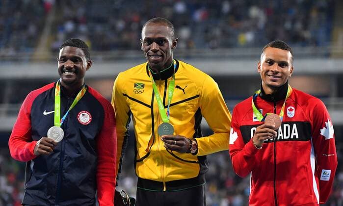 Rio 2016, Leichtathletik, 100m der Herren, Usain Bolt während der Siegerehrung Silver medalist Justin Gatlin (USA), gold medalist Usain Bolt (JAM), and bronze medalist Andre De Grasse (CAN) during the Men s 100m victory ceremony in the Olympic Stadium at the 2016 Rio Summer Olympics in Rio de Janeiro, Brazil, on August 15, 2016.  OLY2016081512136 KEVINxDIETSCH
