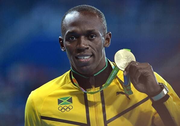 Rio 2016, Leichtathletik, 100m der Herren, Usain Bolt während der Siegerehrung Medalist Usain Bolt (JAM) shows off his third consecutive 100m gold during the Men s 100m victory ceremony in the Olympic Stadium at the 2016 Rio Summer Olympics in Rio de Janeiro, Brazil, on August 15, 2016.  OLY20160815123 KEVINxDIETSCH