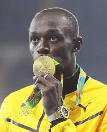 Rio 2016, Leichtathletik, 100m der Herren, Usain Bolt während der Siegerehrung Rio 2016 Summer Olympics - Day Thirteen Monday 15th August Athletics - Mens 100m Presentation Usain Bolt of Jamaica with his gold medal at The Olympic Stadium COLORSPORT ANDREW COWIE 