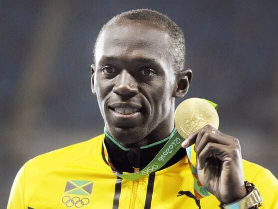 Rio 2016, Leichtathletik, 100m der Herren, Usain Bolt während der Siegerehrung Rio 2016 Summer Olympics - Day Thirteen Monday 15th August Athletics - Mens 100m Presentation Usain Bolt of Jamaica with his gold medal at The Olympic Stadium COLORSPORT ANDREW COWIE 