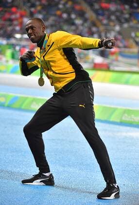 Rio 2016, Leichtathletik, 100m der Herren, Usain Bolt während der Siegerehrung Medalist Usain Bolt (JAM) shows off after his Men s 100m gold medal victory ceremony in the Olympic Stadium at the 2016 Rio Summer Olympics in Rio de Janeiro, Brazil, on August 15, 2016.  OLY20160815168 KEVINxDIETSCH