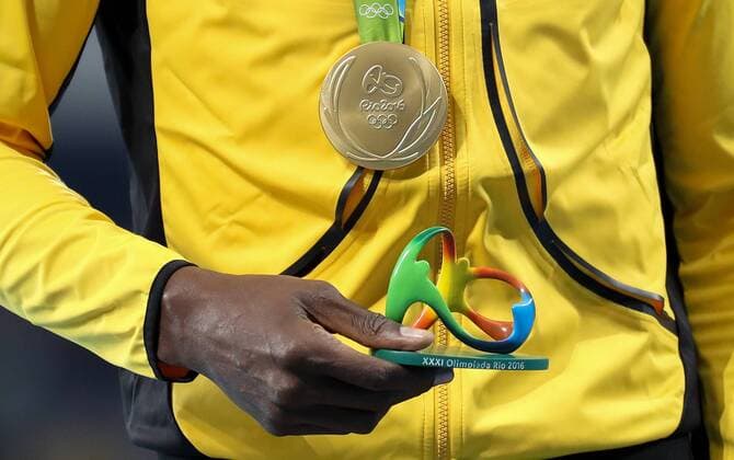Rio 2016, Leichtathletik, 100m der Herren, Usain Bolt während der Siegerehrung OLYMPICS - Olympic Summer Games 2016 RIO DE JANEIRO,BRAZIL,15.AUG.16 - OLYMPICS, ATHLETICS - Olympic Summer Games Rio 2016, 100m, men, award ceremony. Image shows the medal and the trophy of Usain Bolt (USA). GEPAxpictures xChristianxWalgram
