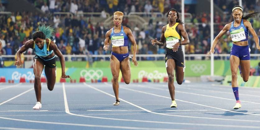 Rio 2016, Leichtathletik, Shaunae Miller wird Olympiasiegerin über 400m der Damen Olympics: Miller wins women s 400-meter gold Shaunae Miller of the Bahamas (far L) dives across the finish line to capture gold in the women s 400-meter final at the Rio de Janeiro Olympics on Aug. 15, 2016. Allyson Felix of the United States (far R) and Shericka Jackson of Jamaica (2nd from R) took silver and bronze, respectively. 