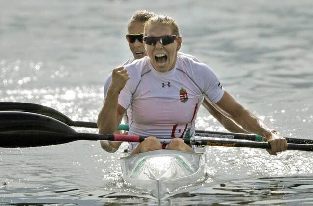 Bilder des Tages - SPORT Rio 2016, Kanu, Gabriella Szabo und Danuta Kozak Olympiasiegerinnen im im Zweierkajak Gabriella Szabo y Danuta Kozak of Hungary celebrates after winning gold during the women s 500 m Kayak final of the Rio 2016 Olympic Games Olympische Spiele Olympia OS Rafting events in Rio de Janeiro, Brazil, 16 August 2016. RAFTING COMPETITION !ACHTUNG: NUR REDAKTIONELLE NUTZUNG!  JJOO01 20160816-636069592193365025