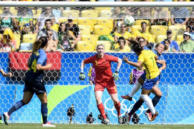 Rio 2016, Fußball, Damen, Brasilien - Schweden Brasiliens Debora und Schweden s malvakt Hedvig Lindahl im Halbfinale Fußball Brasilien - Schweden Olympische Spiele in Rio de Janeiro 2016.  Copyright: CARLxSANDIN BB160816CS020