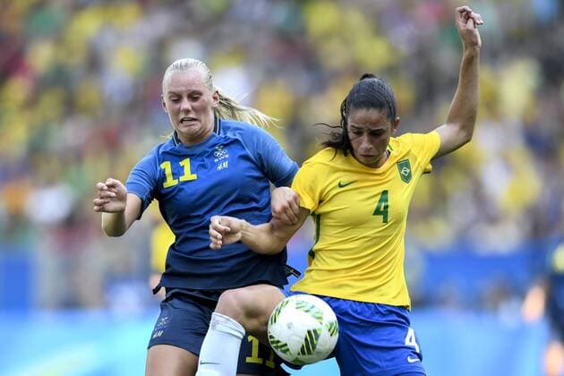 Rio 2016, Fußball, Damen, Brasilien - Schweden Schweden s Stina Blackstenius und Brasiliens Rafaelle im Halbfinale Fußball Brasilien - Schweden Olympische Spiele in Rio de Janeiro 2016.  Copyright: CARLxSANDIN BB160816CS022