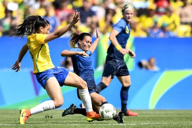 Rio 2016, Fußball, Damen, Brasilien - Schweden Brasiliens Beatriz und Schweden s Emilia Appelqvist im Halbfinale Fußball Brasilien - Schweden Olympische Spiele in Rio de Janeiro 2016.  Copyright: CARLxSANDIN BB160816CS024