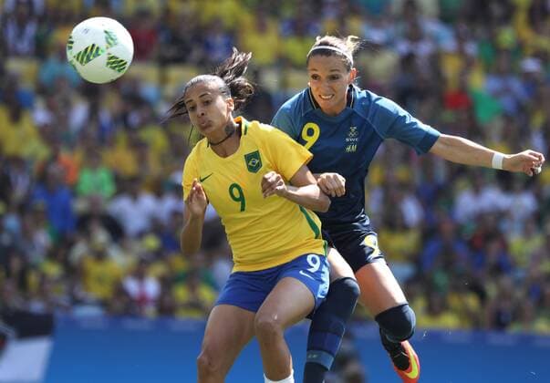 Rio 2016, Fußball, Damen, Brasilien - Schweden Brazilian Andressa Alves (L) in action against Kosovare Asllani (R) of Sweden during a semifinal match between Brazil and Sweden in the Rio 2016 Olympic Games Olympische Spiele Olympia OS at the Maracana stadium of Rio de Janeiro, Brazil, 16 August 2016. EFE Fernando Maia Brazil vs Sweden !ACHTUNG: NUR REDAKTIONELLE NUTZUNG!  JJOO300 20160816-636069702012403457