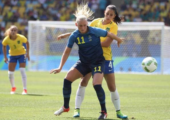 Rio 2016, Fußball, Damen, Brasilien - Schweden Brazilian Rafaelle Souza (R) in action against Stina Blackstenius (L) of Sweden during a semifinal match between Brazil and Sweden in the Rio 2016 Olympic Games Olympische Spiele Olympia OS at the Maracana stadium of Rio de Janeiro, Brazil, 16 August 2016. EFE Fernando Maia Brazil vs Sweden !ACHTUNG: NUR REDAKTIONELLE NUTZUNG!  JJOO300 20160816-636069704229475457