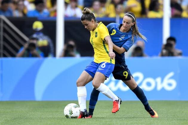 Brasiliens Tamires und Schweden s Kosovare Asllani im Halbfinale Fußball Brasilien - Schweden Olympische Spiele in Rio de Janeiro 2016.  Copyright: CARLxSANDIN BB160816CS027