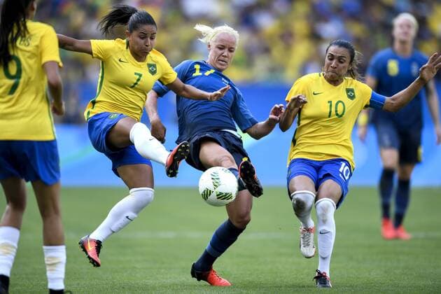 Brasiliens Debora und Marta und Schweden s Caroline Seger im Halbfinale Fußball Brasilien - Schweden Olympische Spiele in Rio de Janeiro 2016.  Copyright: CARLxSANDIN BB160816CS028